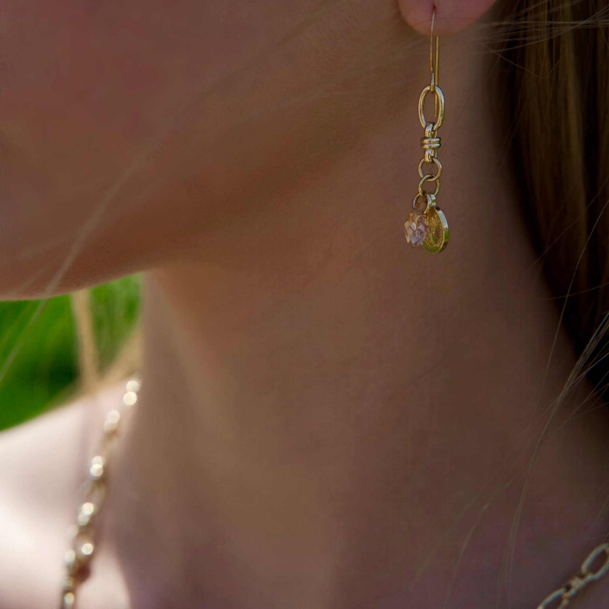 עגילי אבני סברובסקי ומטבעות זהב עתיקים