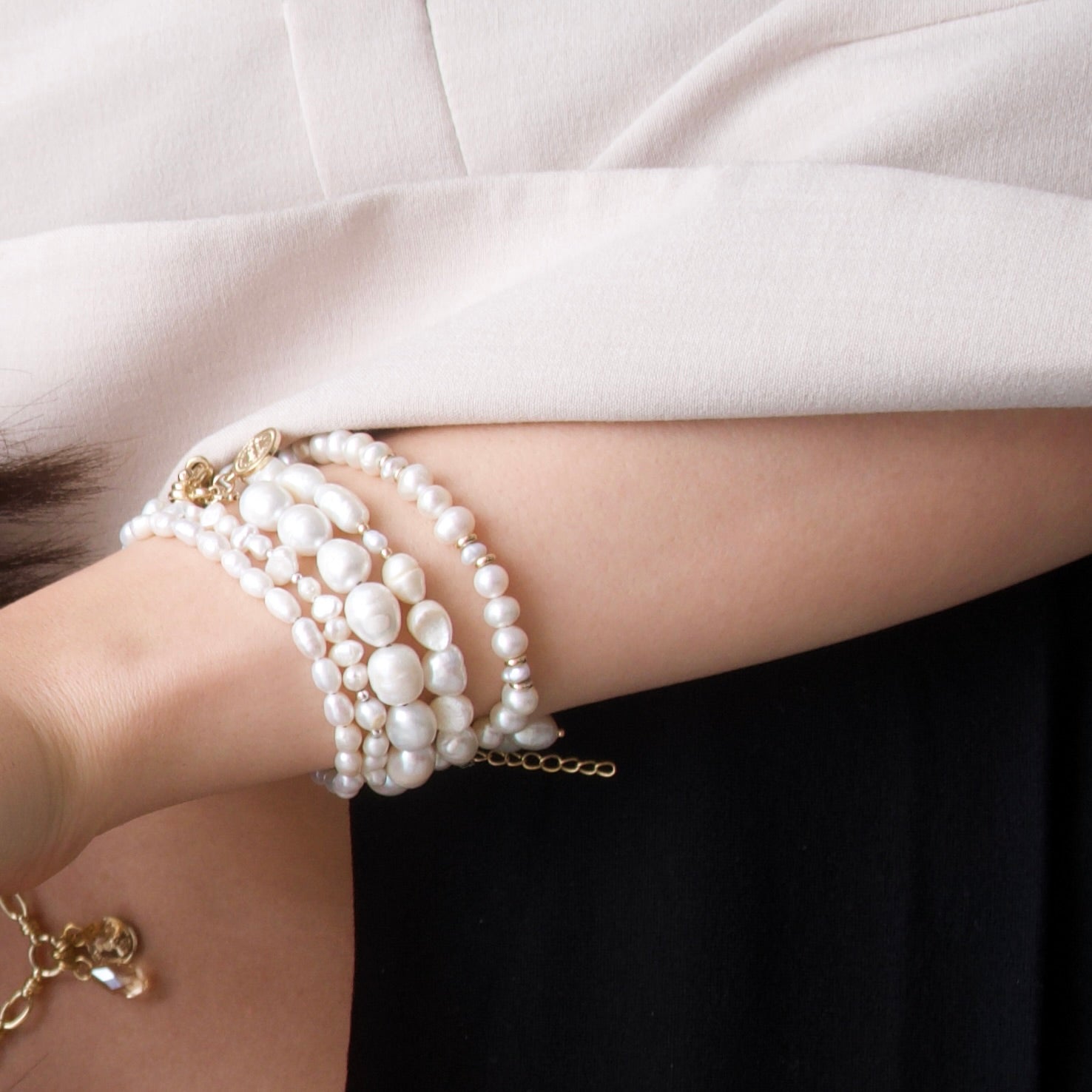 צמיד פנינים ועיטורי כסף