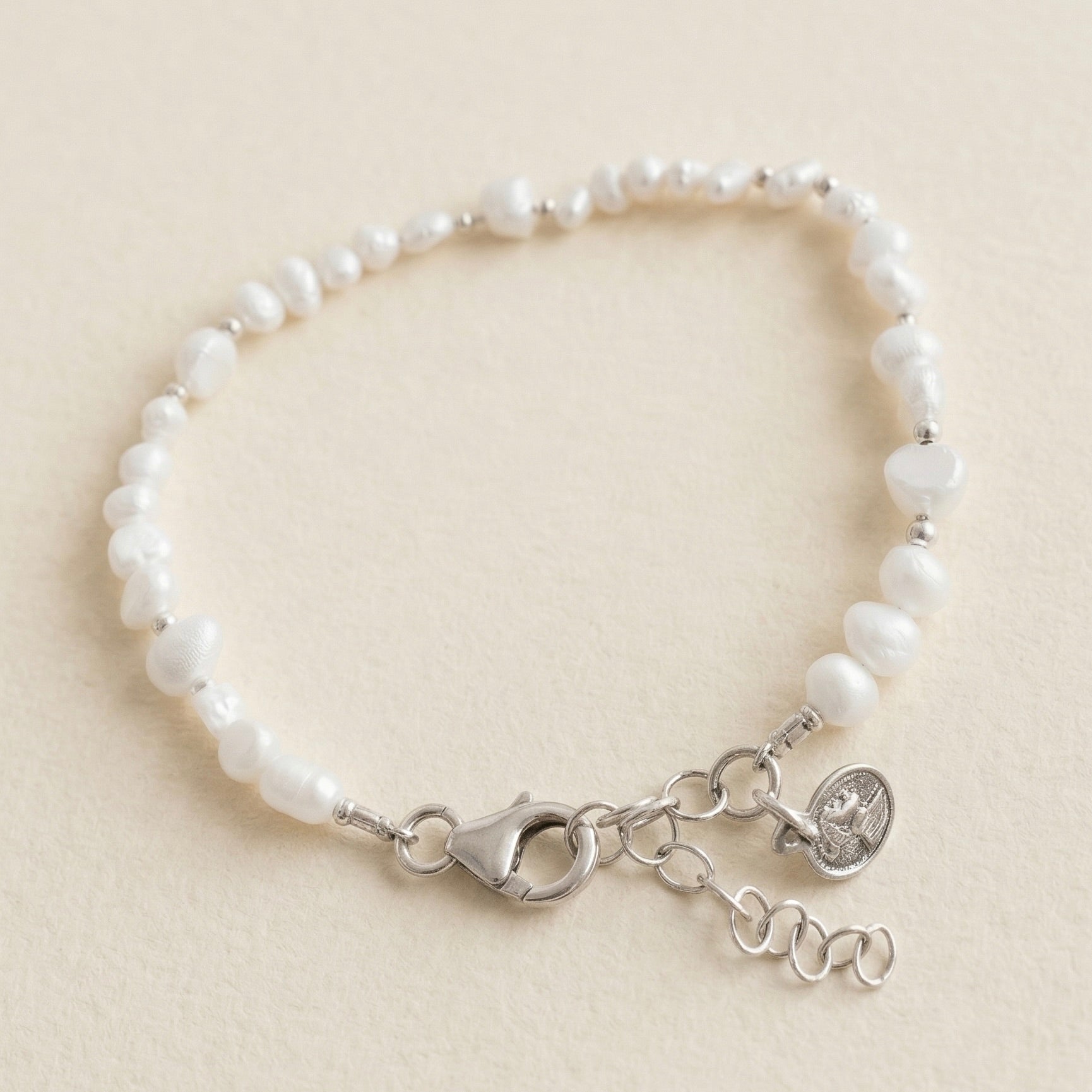 צמיד פנינים ועיטורי כסף